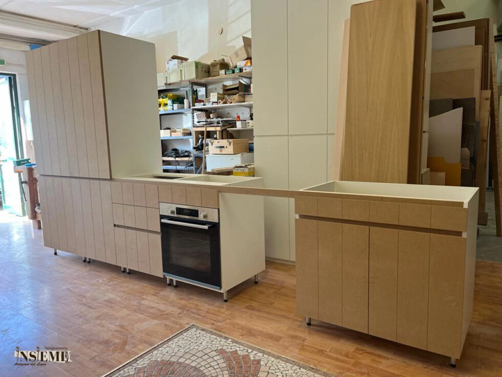 Cucina in lavorazione realizzata su misura dalla Falegnameria Insieme di Sassuolo (MO)