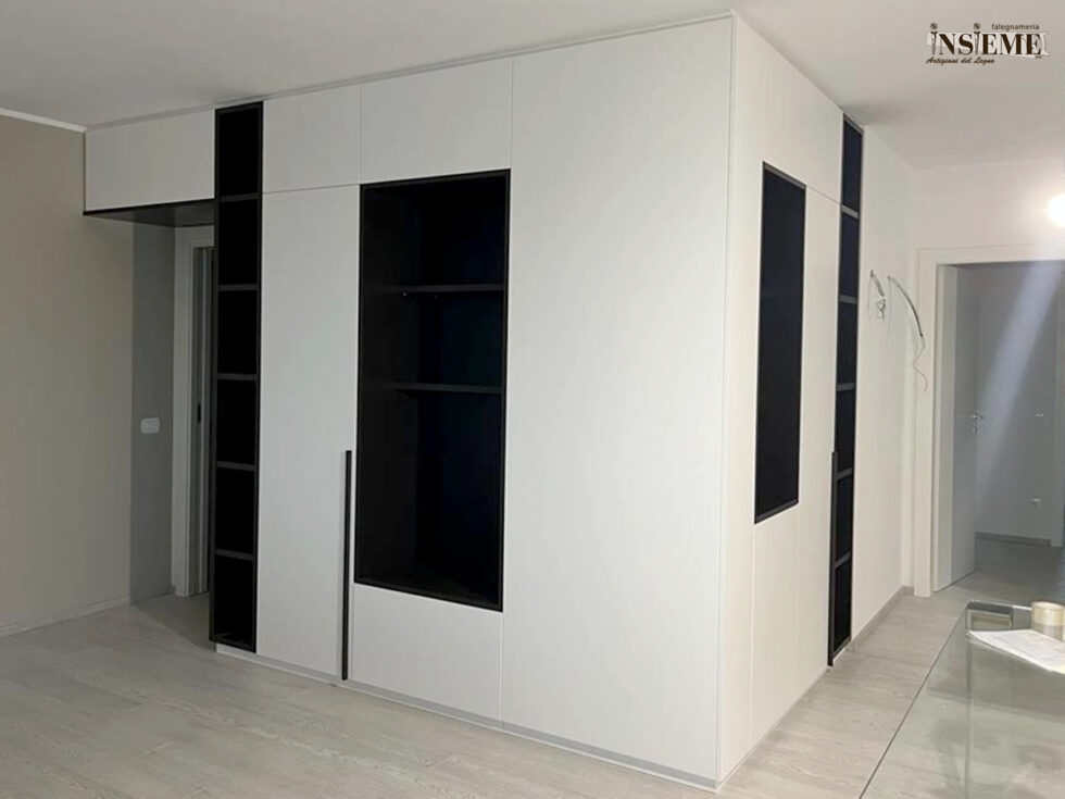 Angolo contenitivo soggiorno realizzato dalla Falegnameria Insieme di Sassuolo (MO)